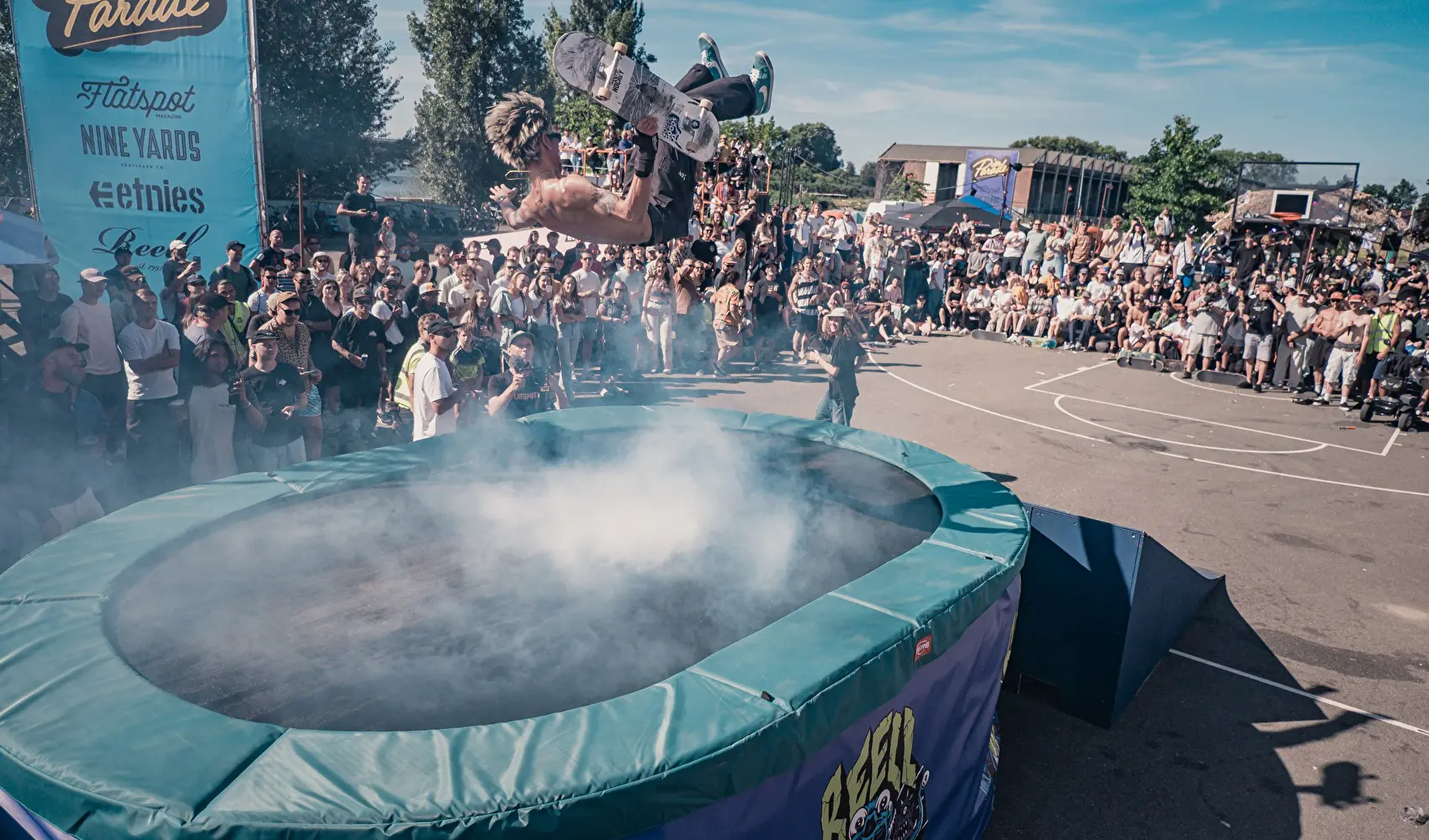 Pier Parade 2022 salto op de trampoline skateboard event 