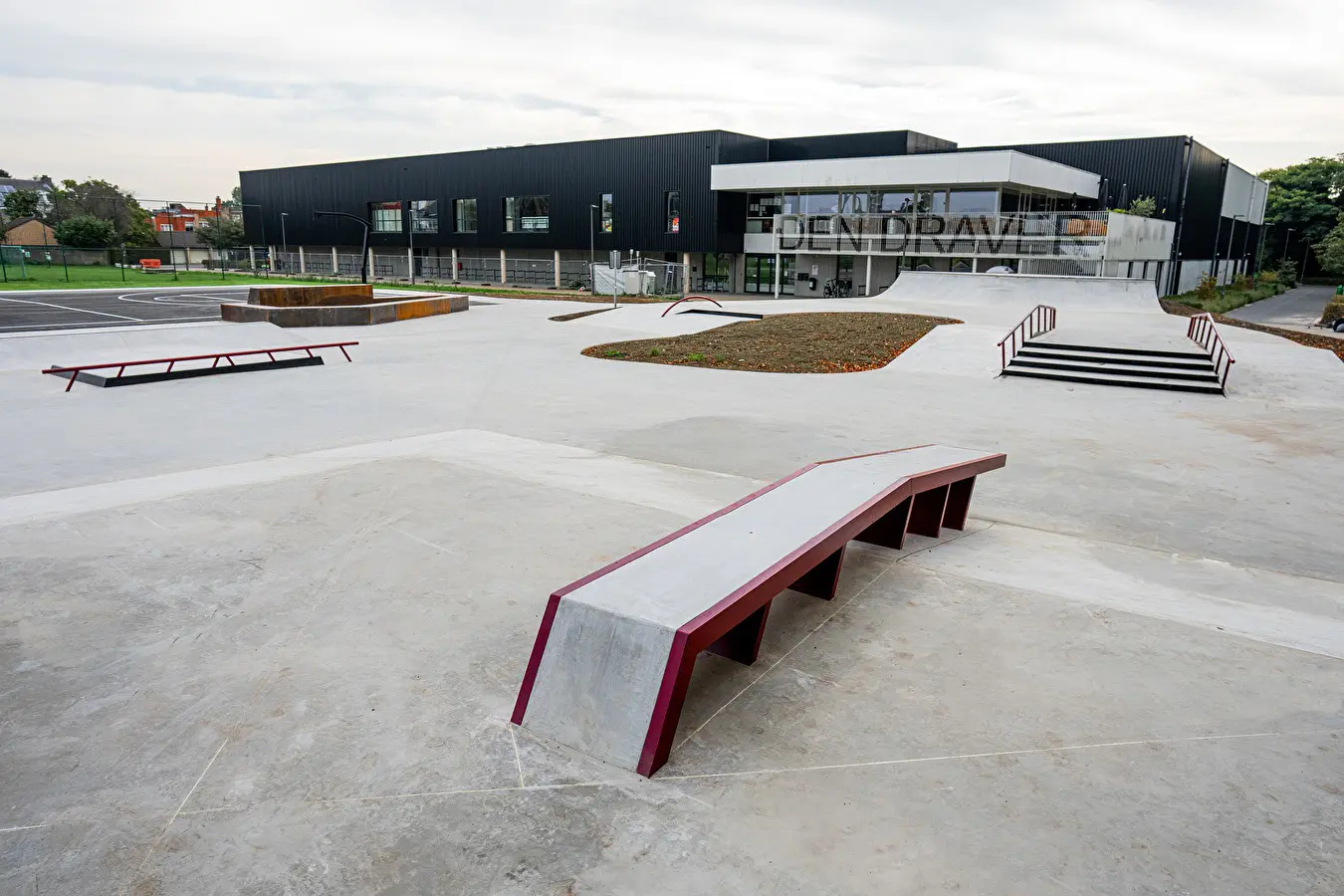 Skatepark Zwijndrecht Belgie Street section Nine Yards Skateparks