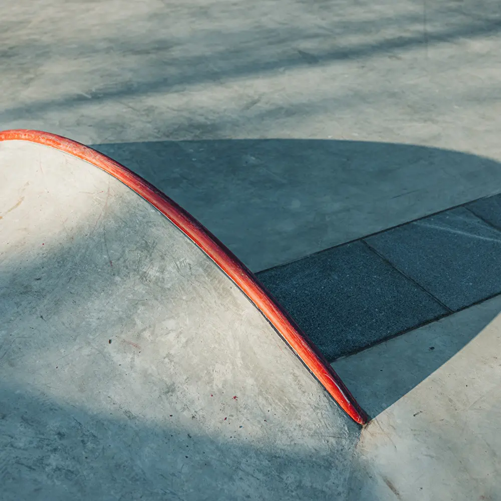 nine-yards-skateparks-breda-haagse-beemden-skatebaan-plaza-concrete-builder-skatepark-2-rainbow-rail.jpg