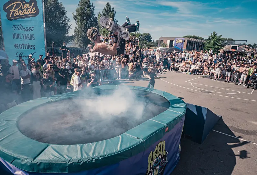 Pier Parade 2022 salto op de trampoline skateboard event 